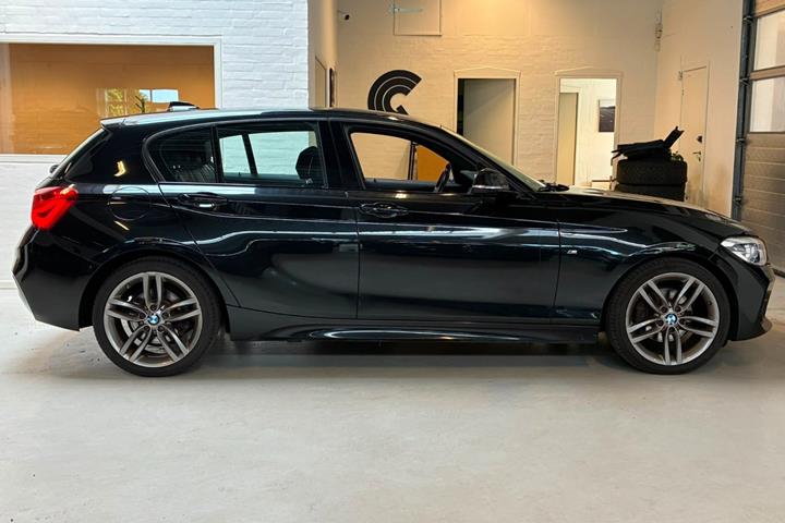 Sort BMW 120i fra 2019
