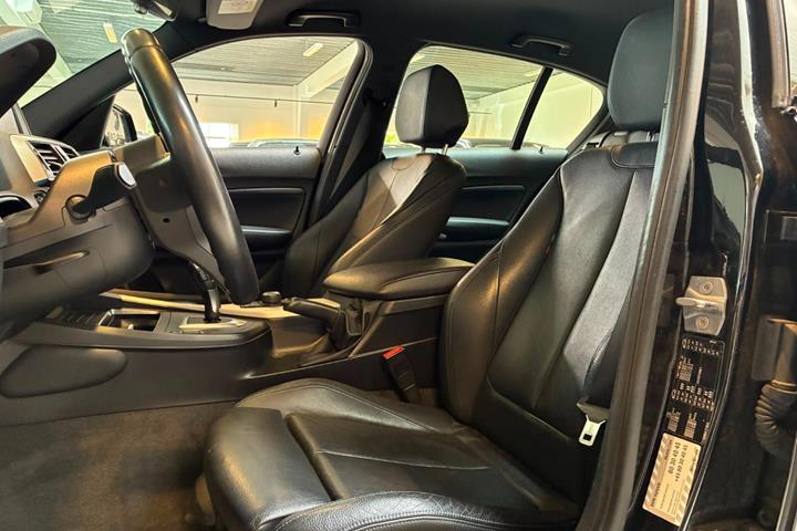 Sort BMW 120i fra 2019