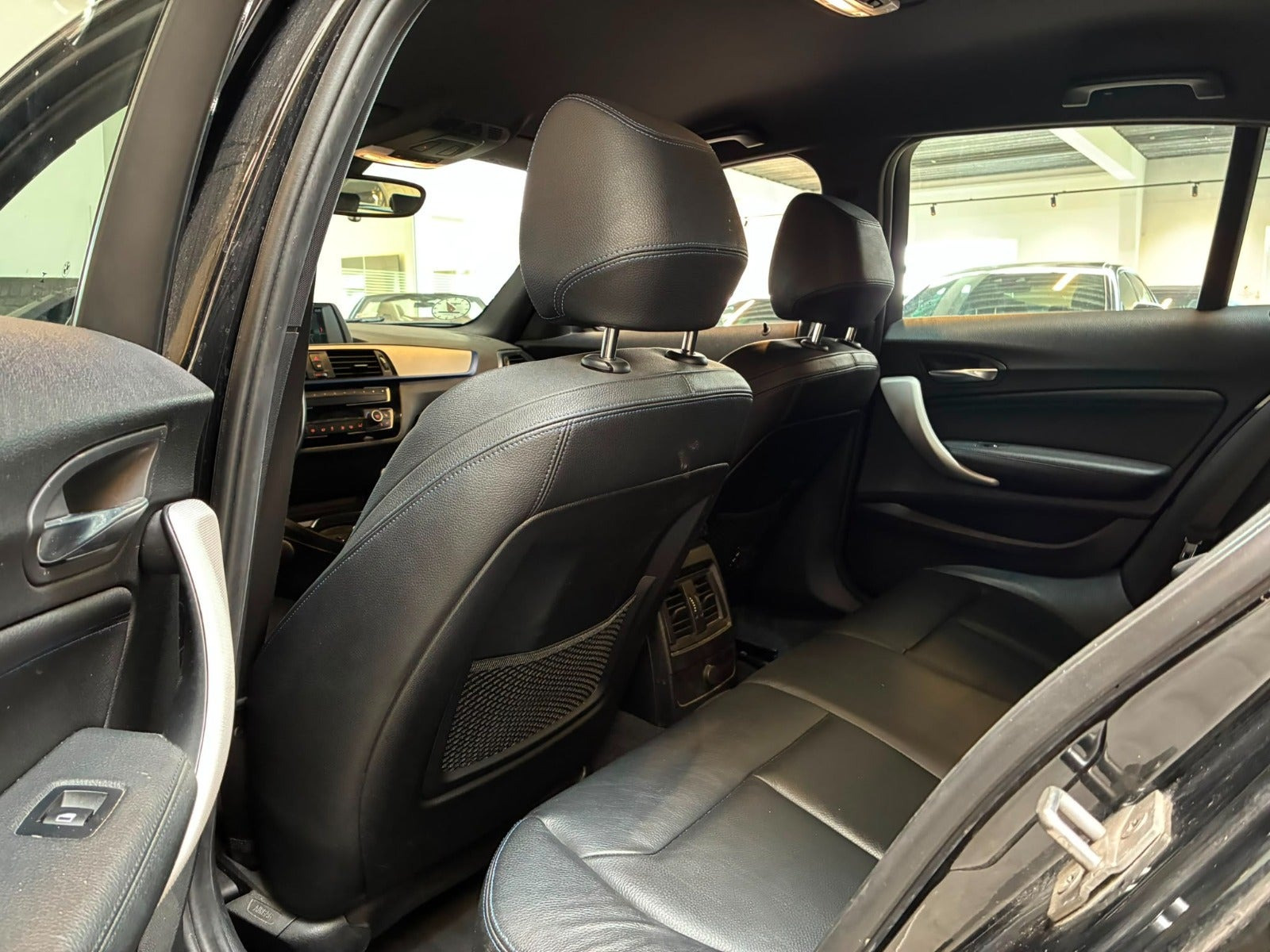 Sort BMW 120i fra 2019