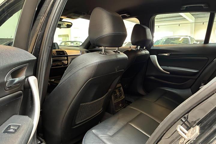 Sort BMW 120i fra 2019