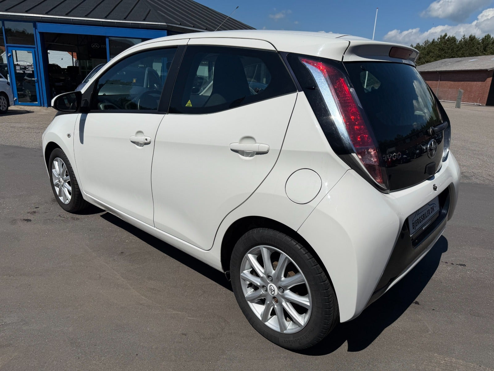 Hvid Toyota Aygo fra 2015