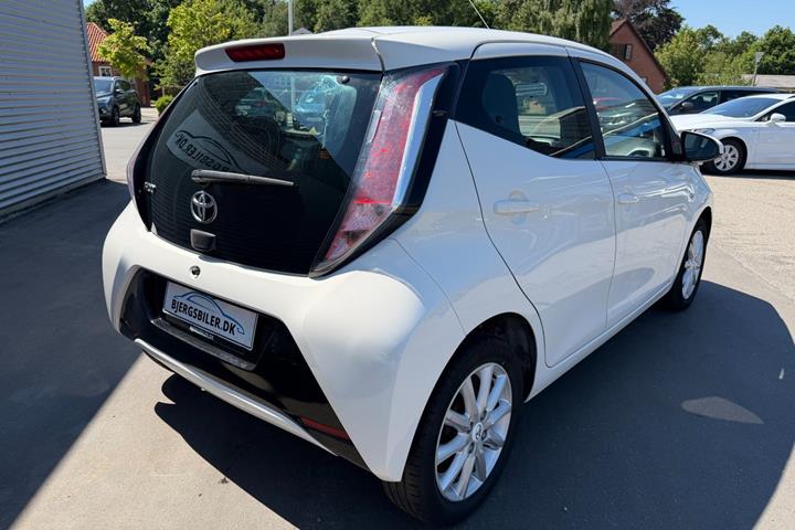 Hvid Toyota Aygo fra 2015