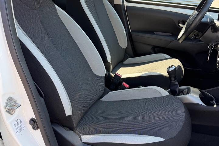 Hvid Toyota Aygo fra 2015