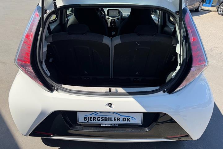 Hvid Toyota Aygo fra 2015