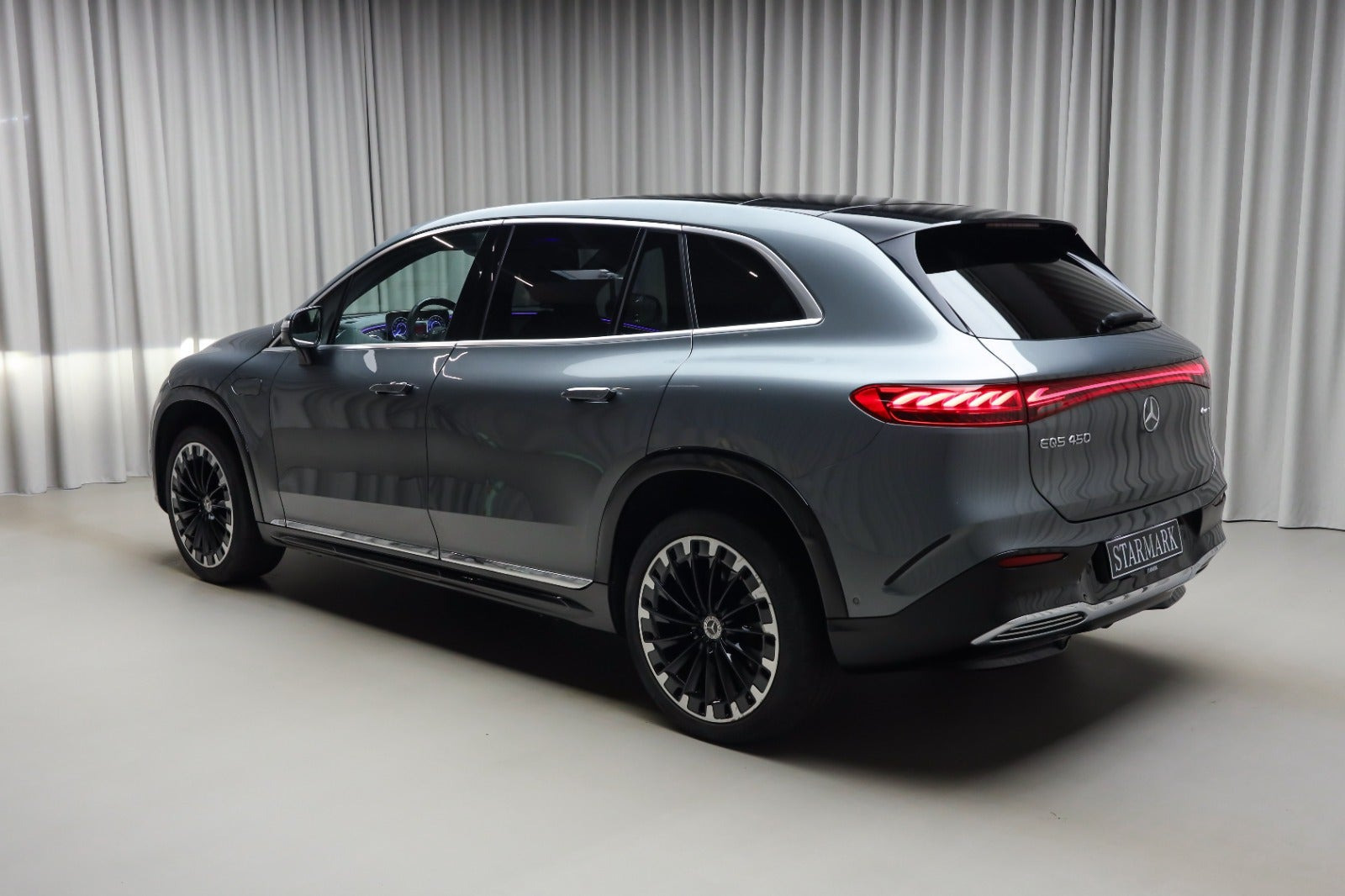 Grå Mercedes EQS450 SUV fra 2023