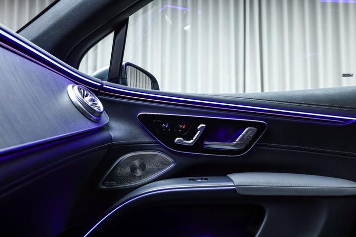 Grå Mercedes EQS450 SUV fra 2023