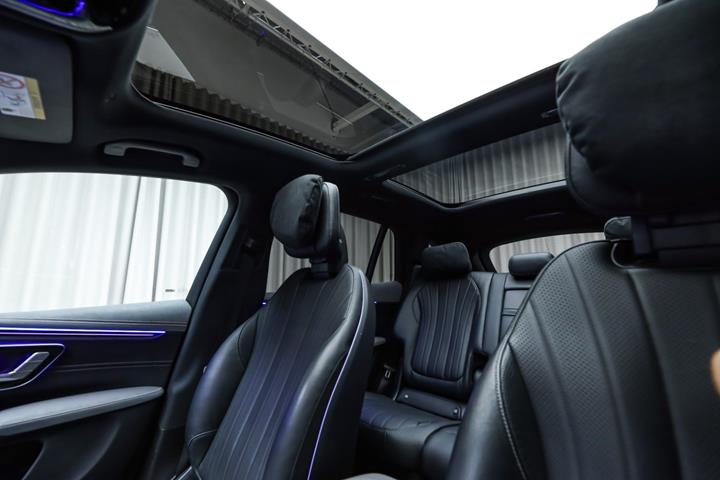 Grå Mercedes EQS450 SUV fra 2023
