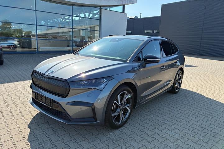 Grå Skoda Enyaq fra 2025 set udefra