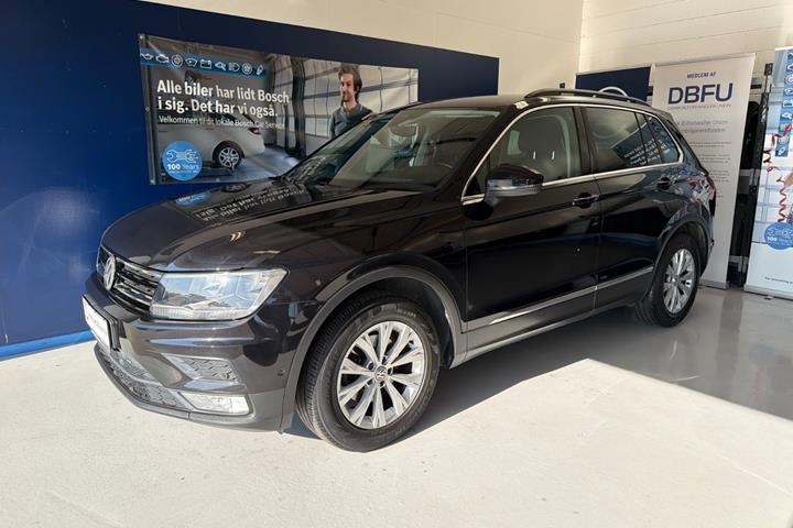 Sort VW Tiguan fra 2017 set udefra