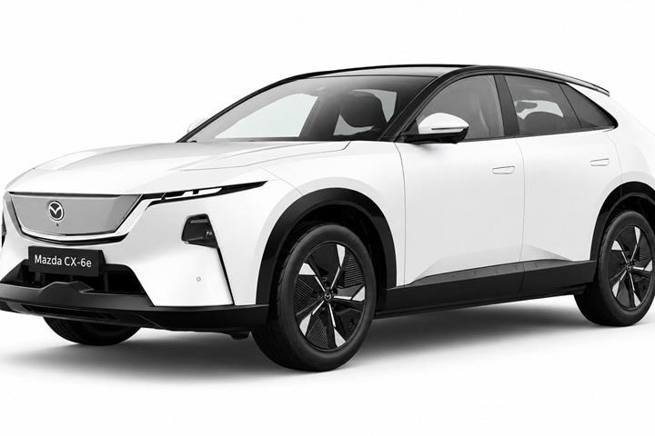 Hvid Mazda CX-6e fra 2026 set udefra