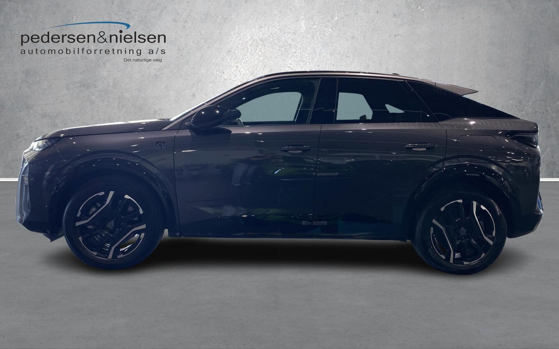 Grå Peugeot e-3008 fra 2025