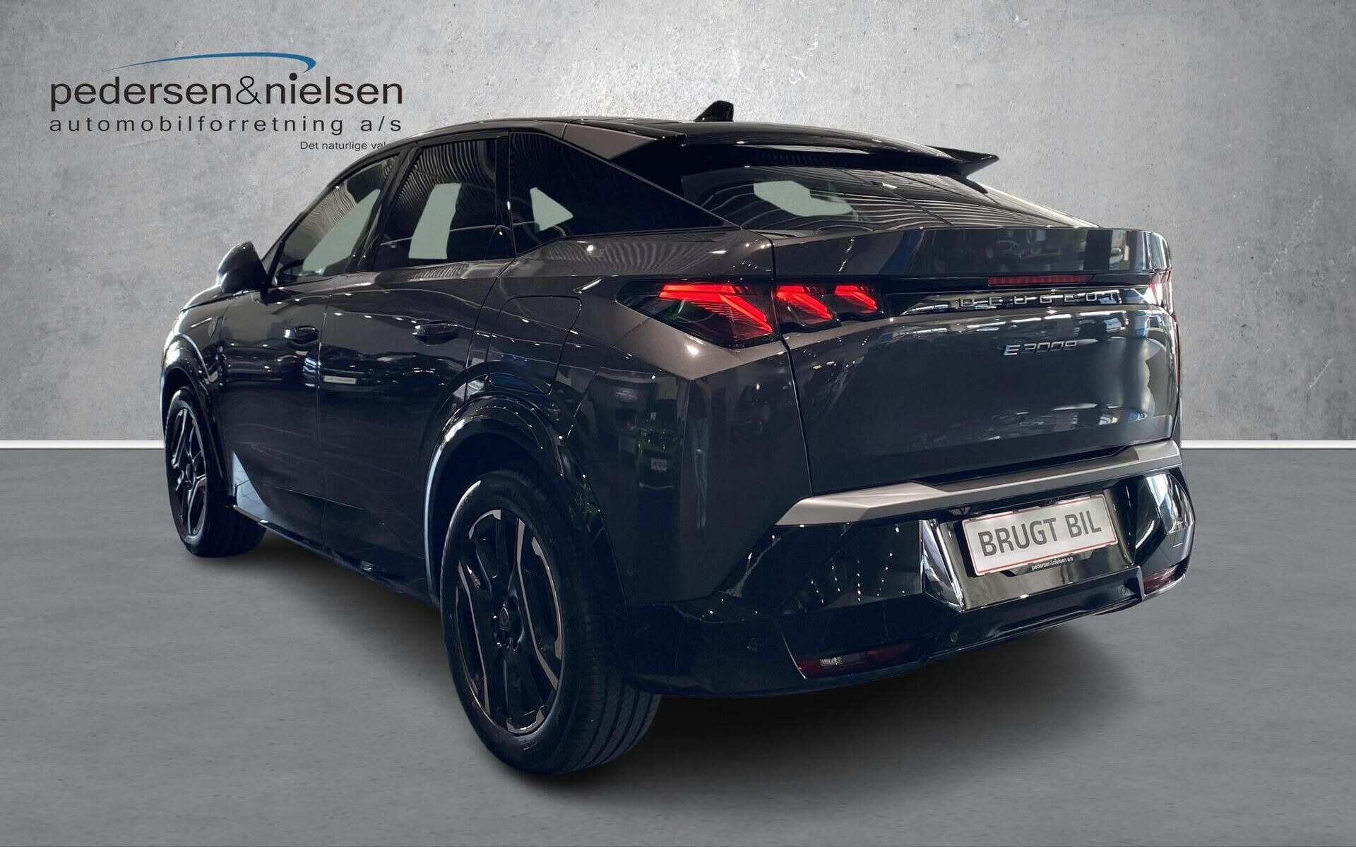 Grå Peugeot e-3008 fra 2025