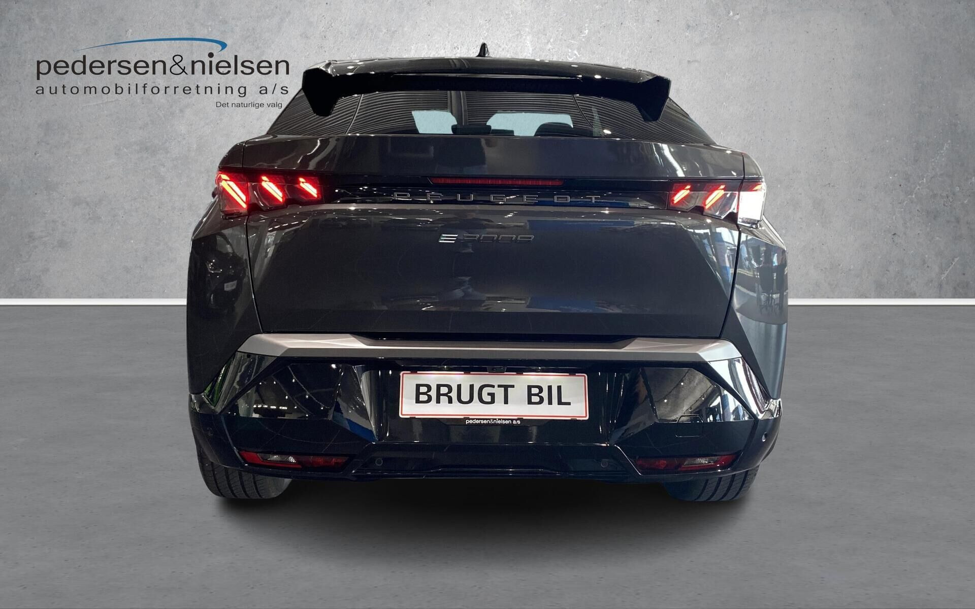 Grå Peugeot e-3008 fra 2025