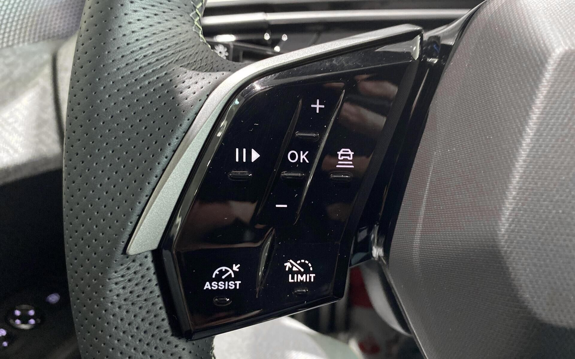 Grå Peugeot e-3008 fra 2025