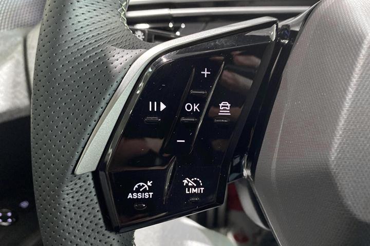 Grå Peugeot e-3008 fra 2025