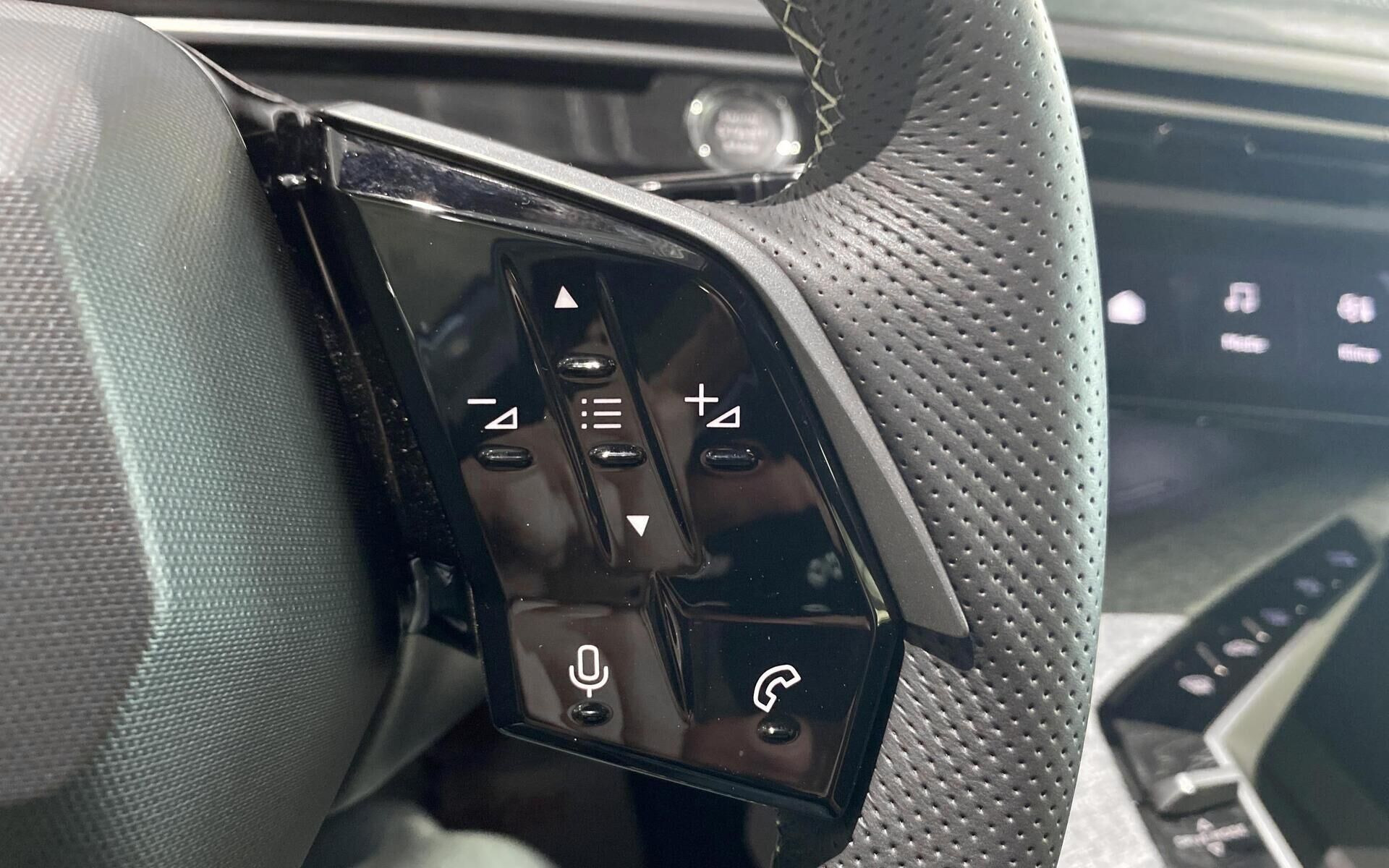 Grå Peugeot e-3008 fra 2025