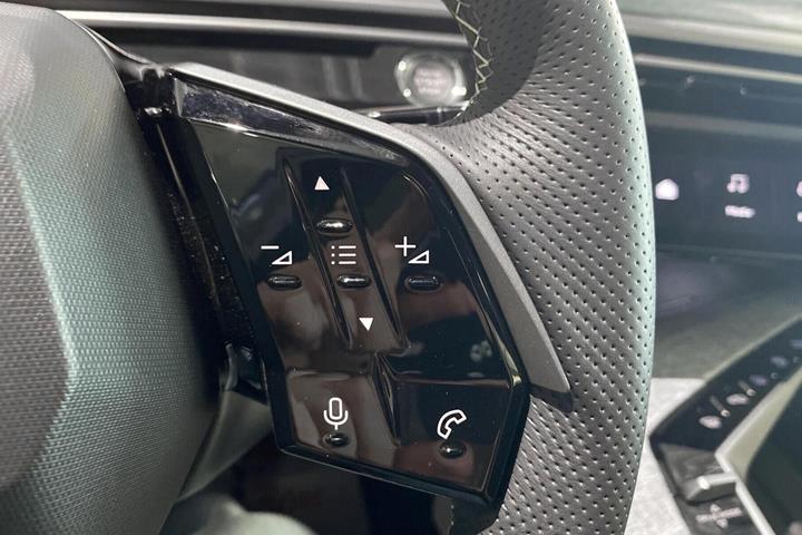 Grå Peugeot e-3008 fra 2025
