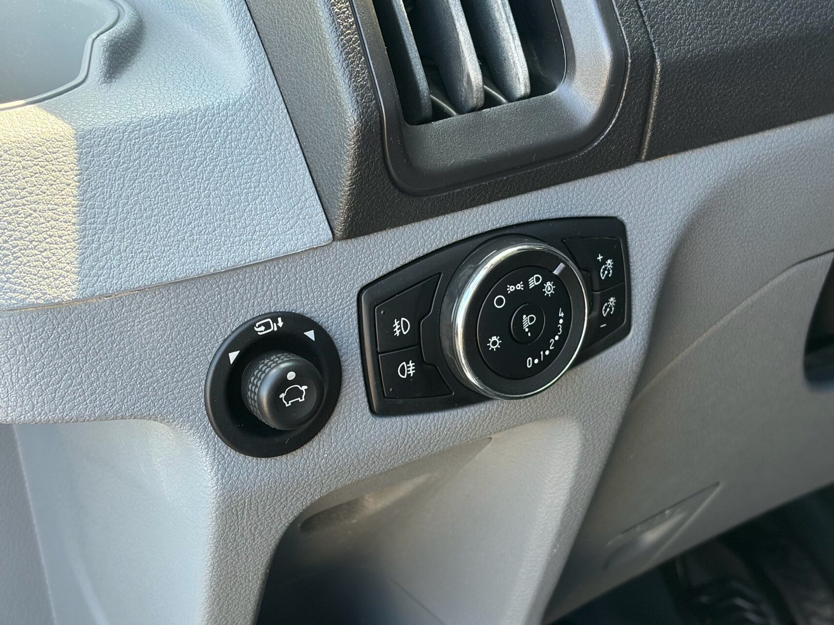 Hvid Ford Transit fra 2017