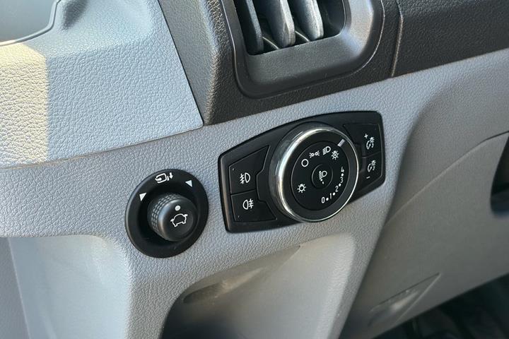 Hvid Ford Transit fra 2017
