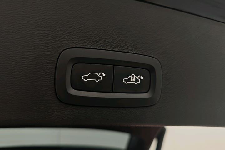 Sort Volvo XC40 fra 2024