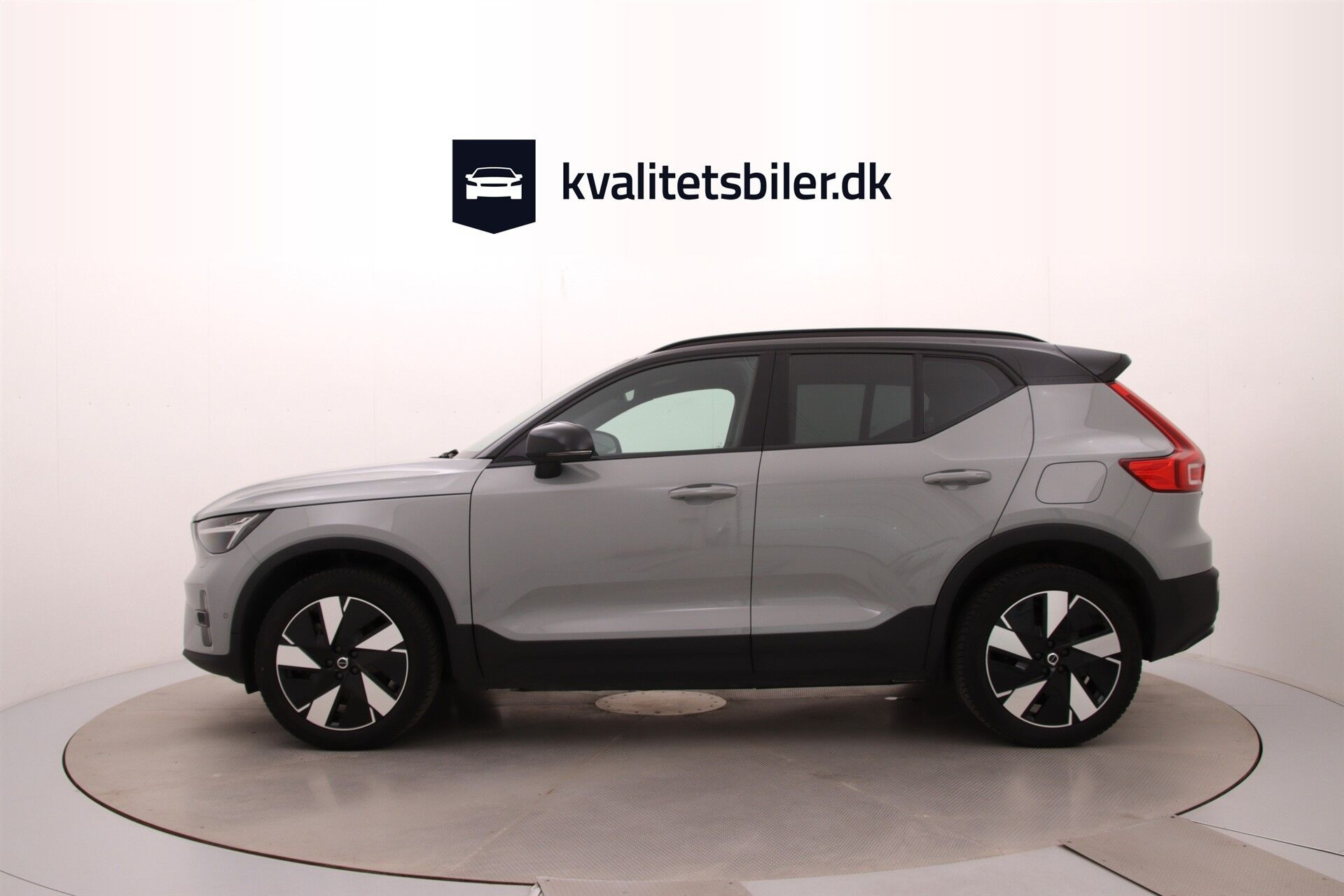 Grå Volvo XC40 fra 2024