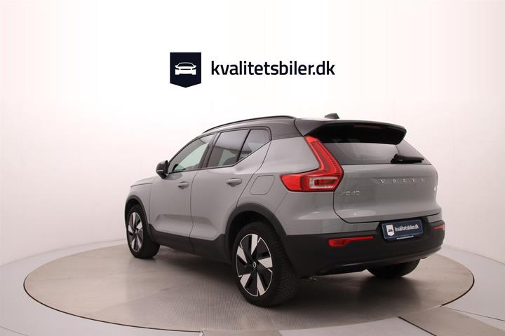 Grå Volvo XC40 fra 2024