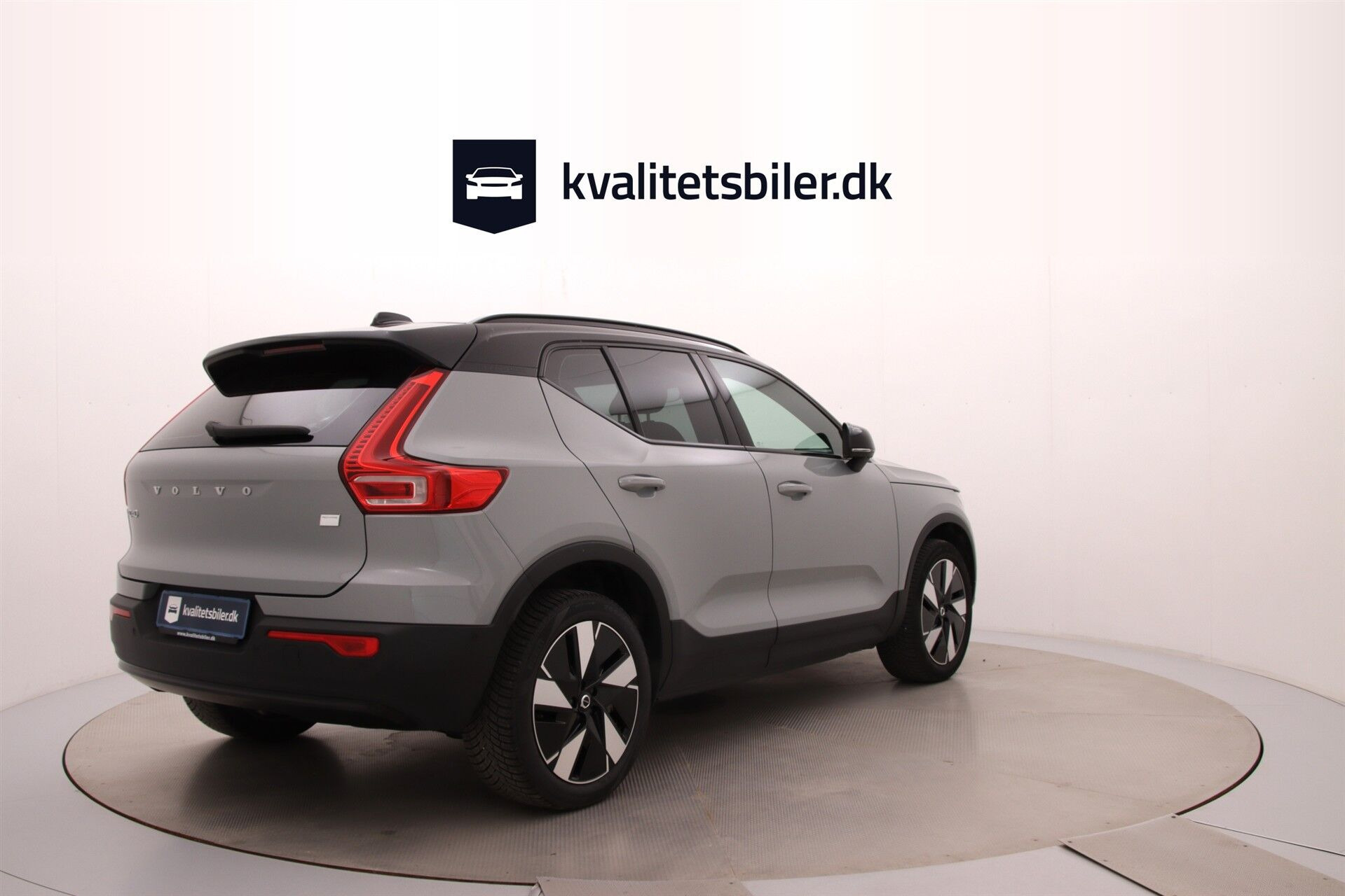 Grå Volvo XC40 fra 2024