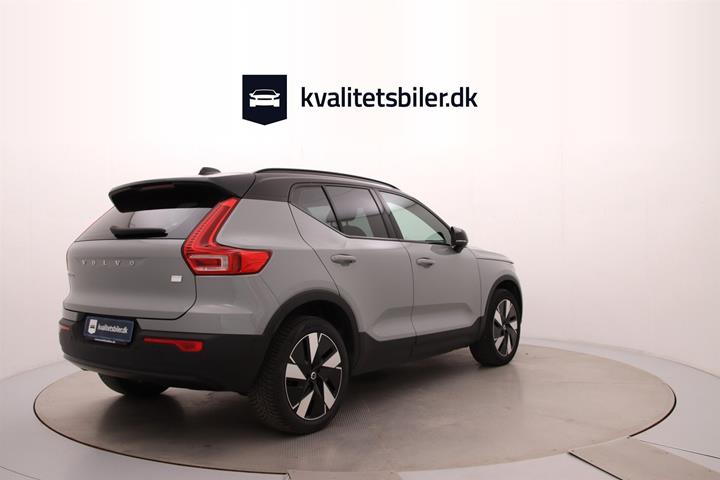 Grå Volvo XC40 fra 2024