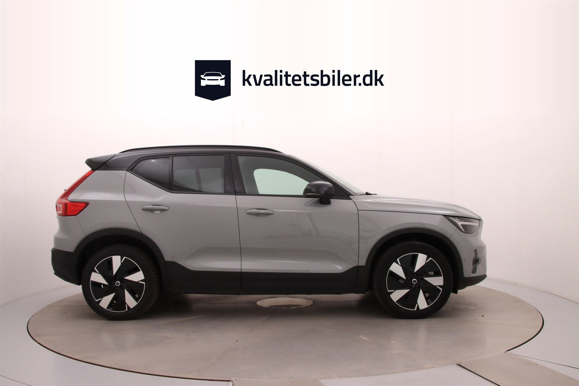 Grå Volvo XC40 fra 2024