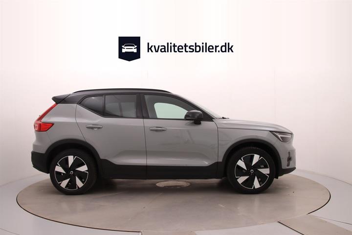 Grå Volvo XC40 fra 2024