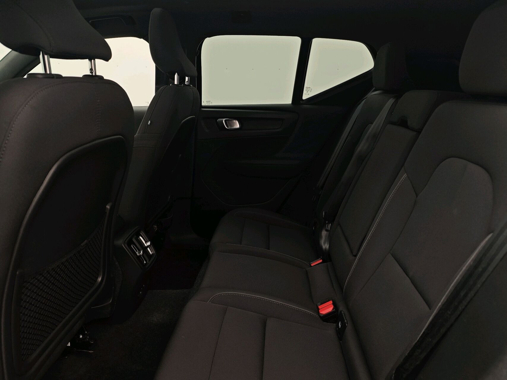 Grå Volvo XC40 fra 2024