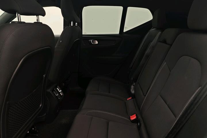 Grå Volvo XC40 fra 2024