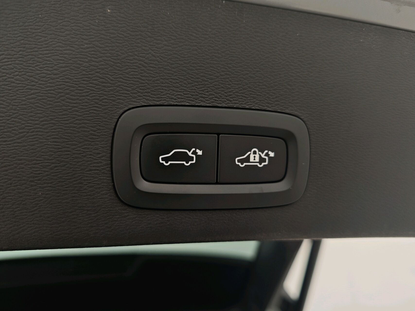 Grå Volvo XC40 fra 2024