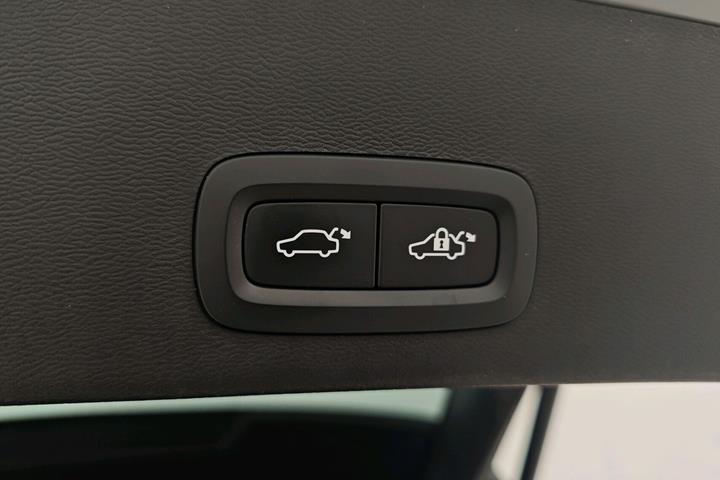 Grå Volvo XC40 fra 2024