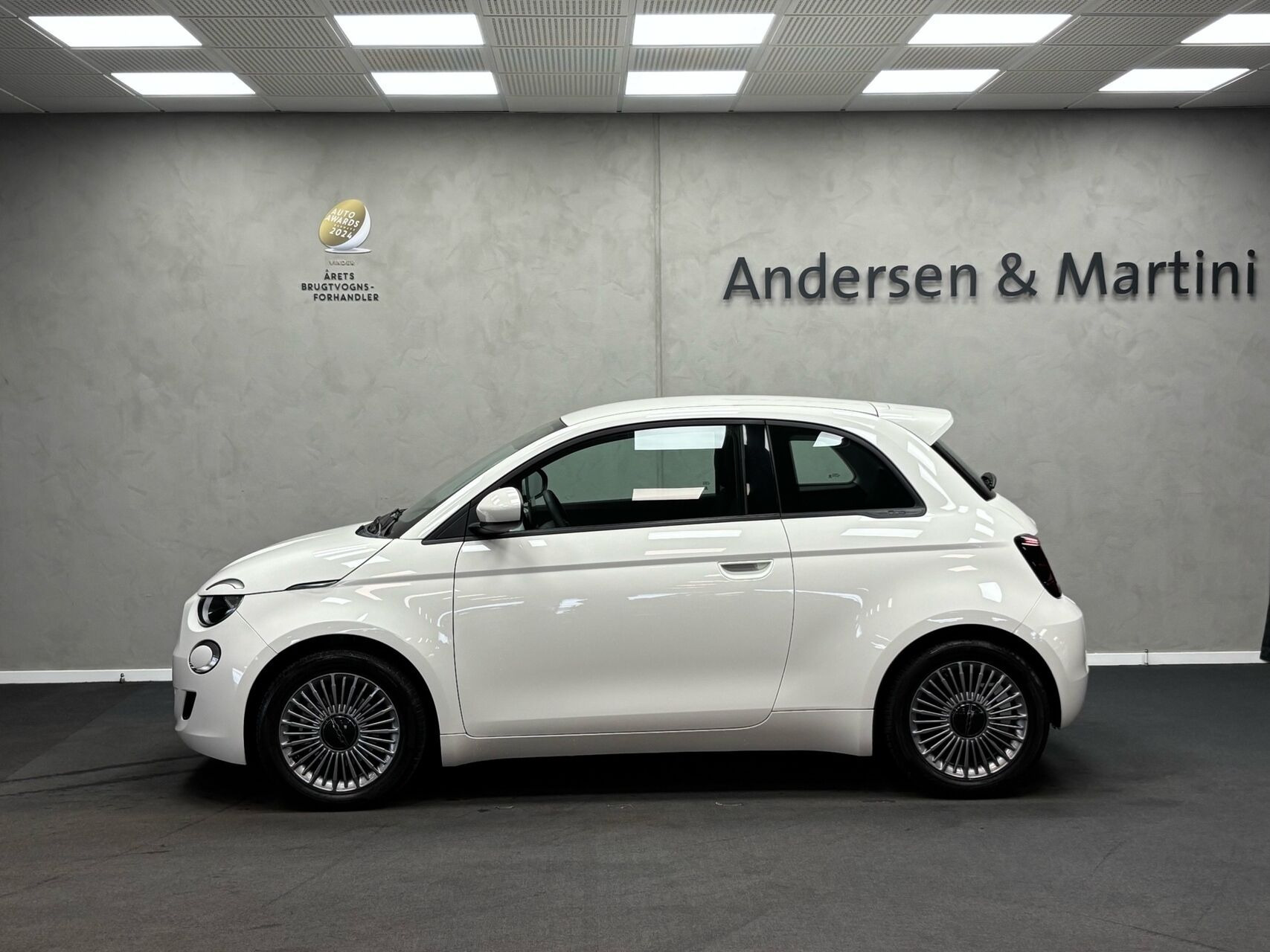 Hvid Fiat 500e fra 2023