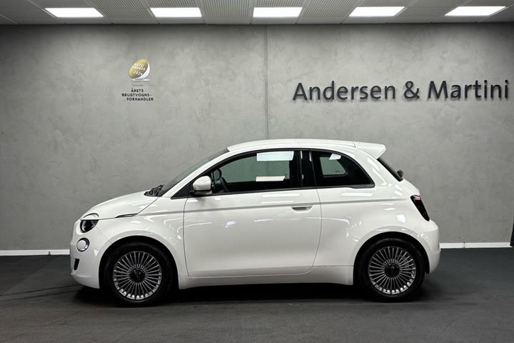 Hvid Fiat 500e fra 2023