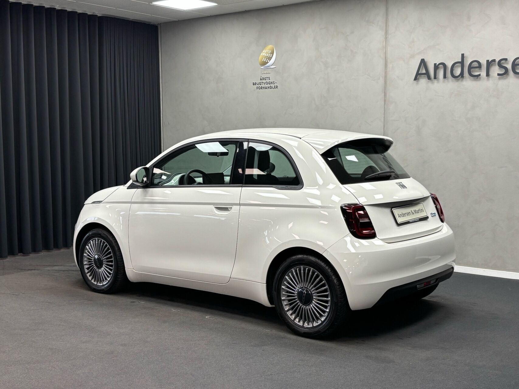 Hvid Fiat 500e fra 2023