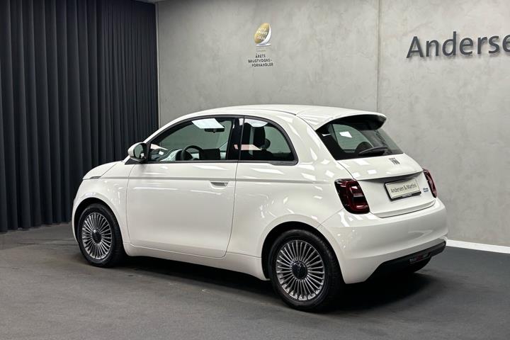 Hvid Fiat 500e fra 2023