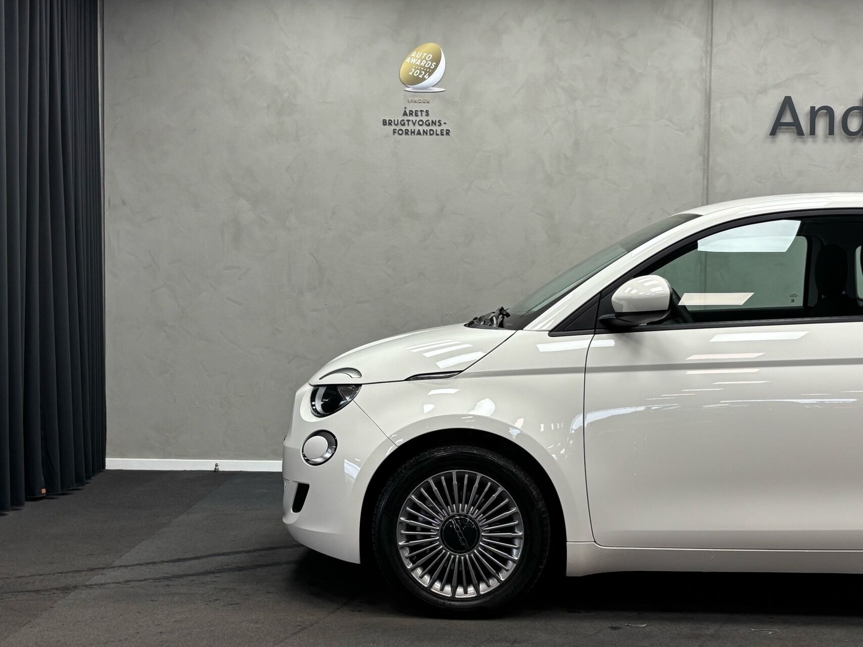 Hvid Fiat 500e fra 2023