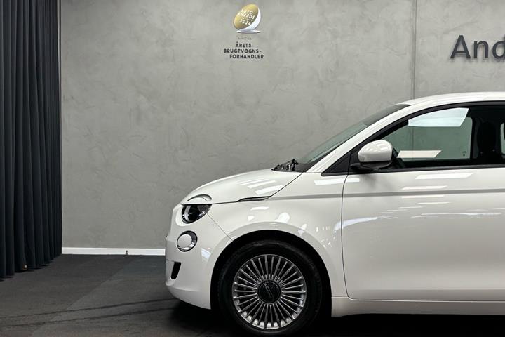 Hvid Fiat 500e fra 2023