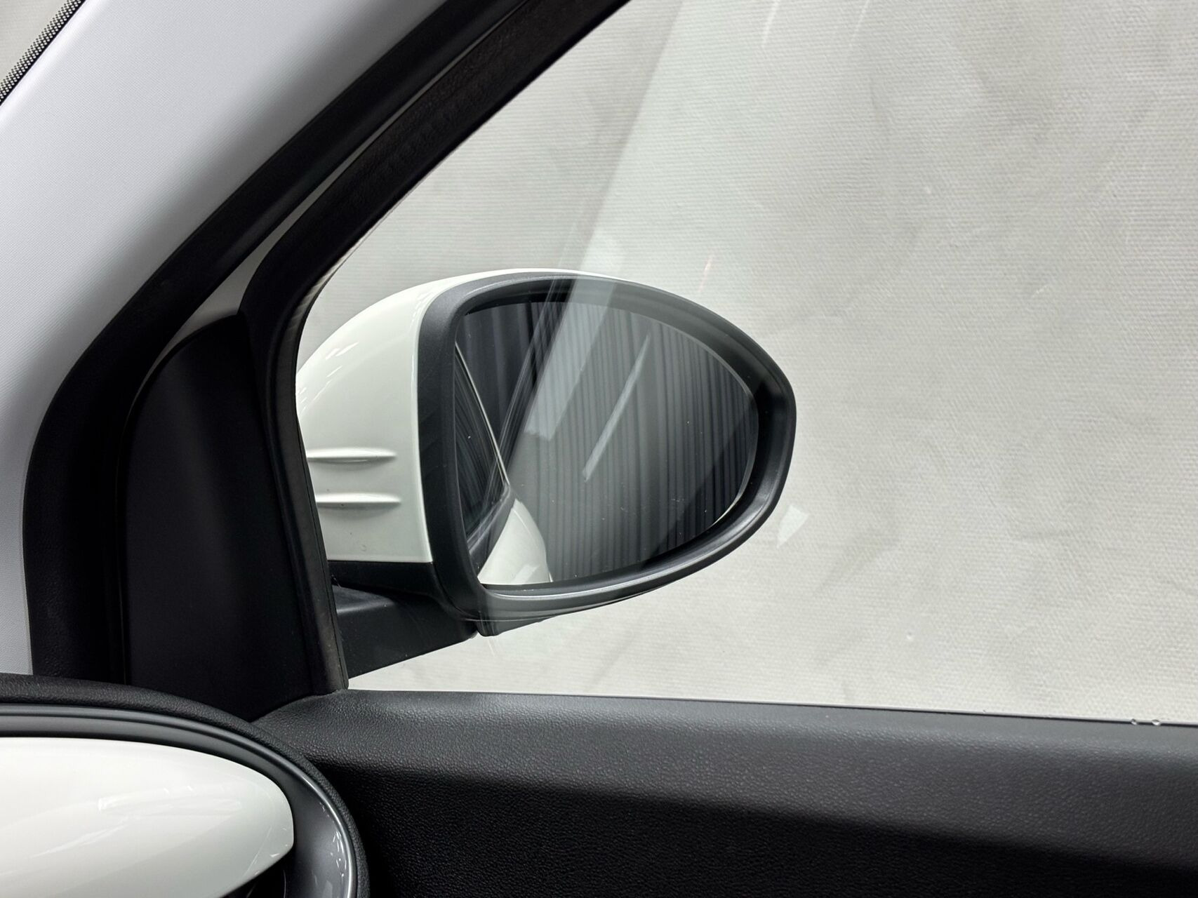 Hvid Fiat 500e fra 2023
