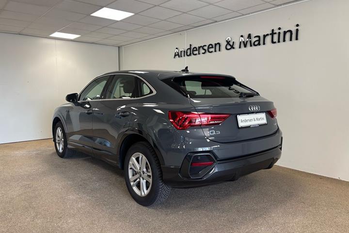 Grå Audi Q3 fra 2020