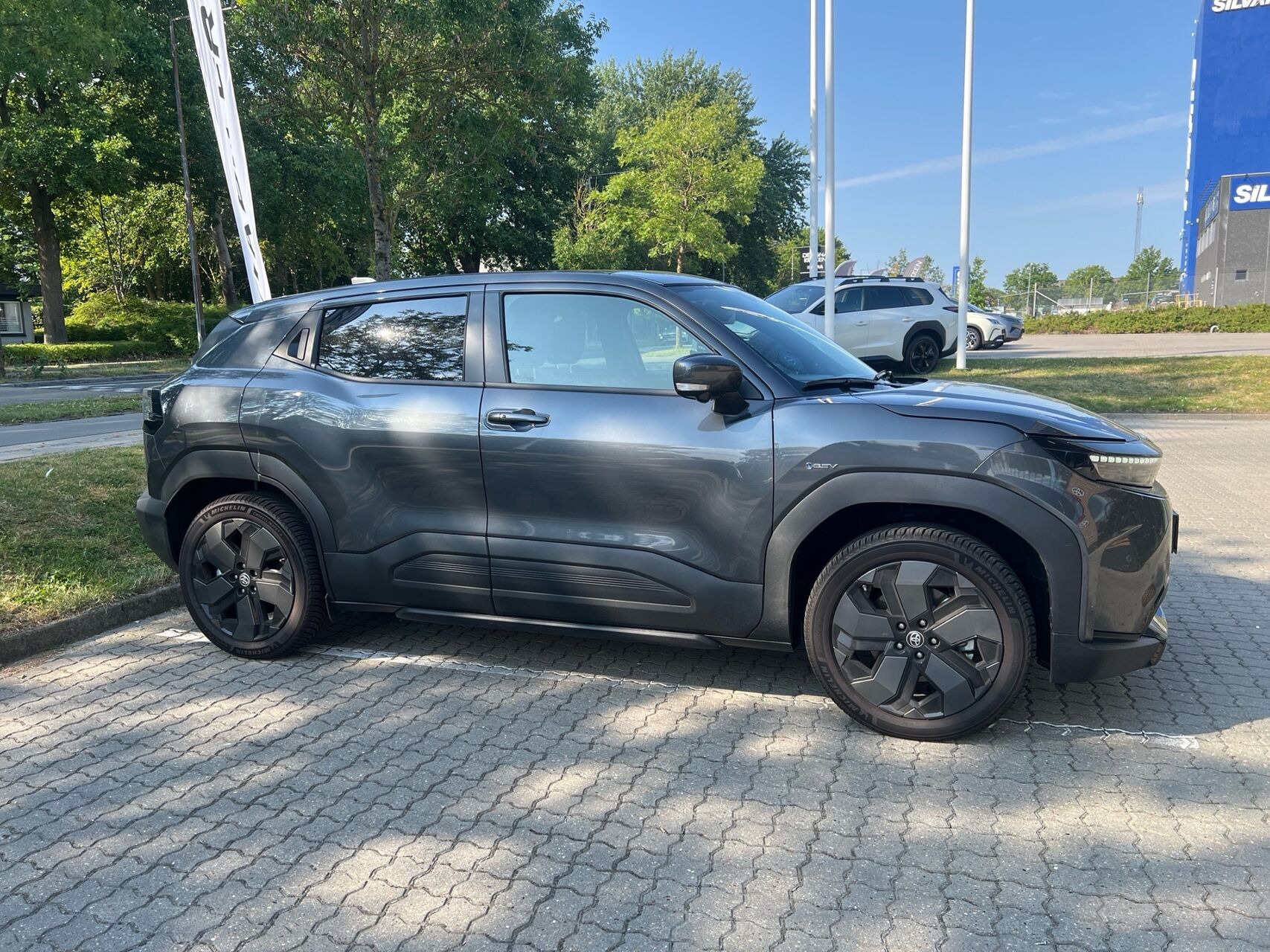 Grå Toyota Urban Cruiser fra 2026