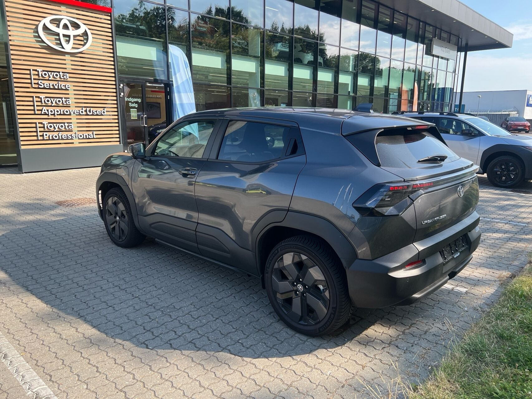 Grå Toyota Urban Cruiser fra 2026