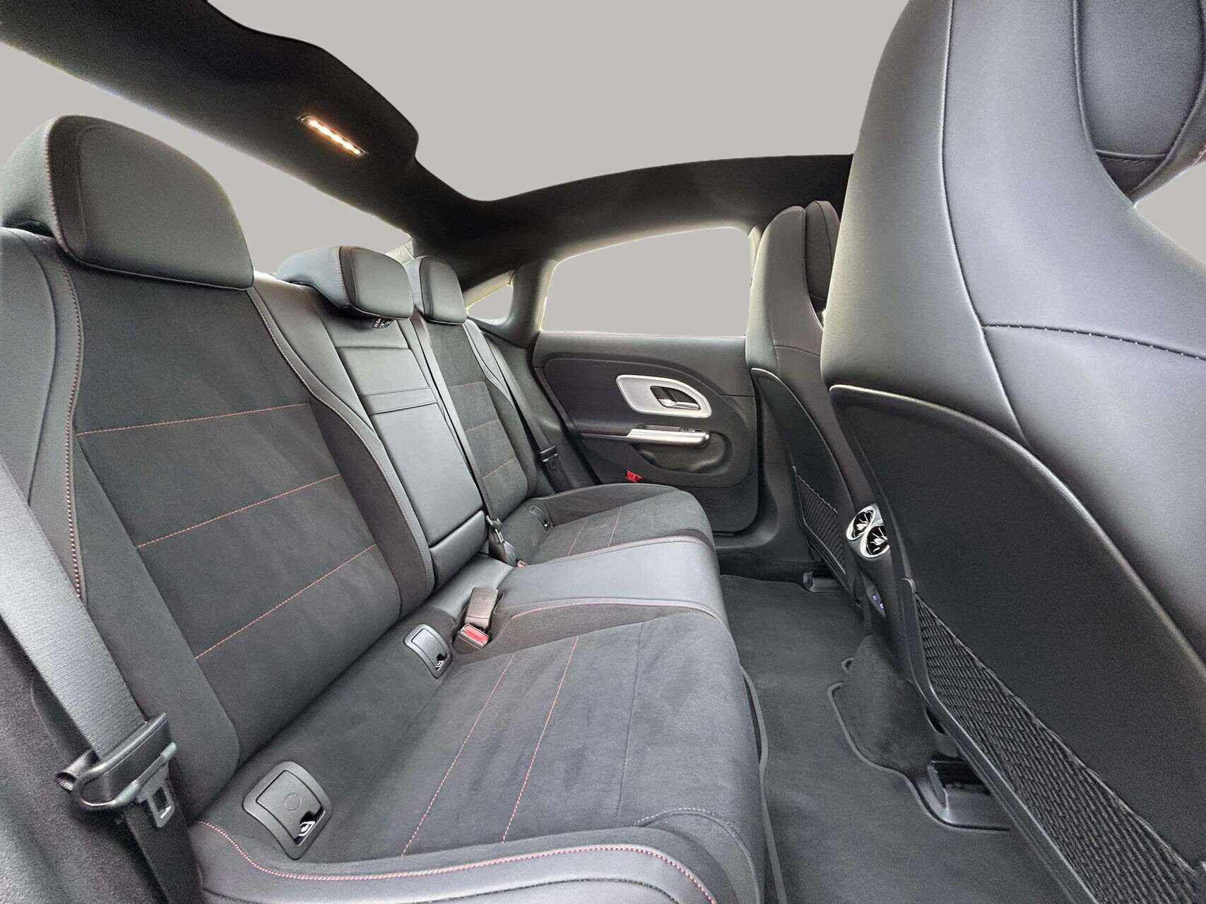 Sort Mercedes CLA350 fra 2025