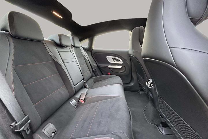 Sort Mercedes CLA350 fra 2025