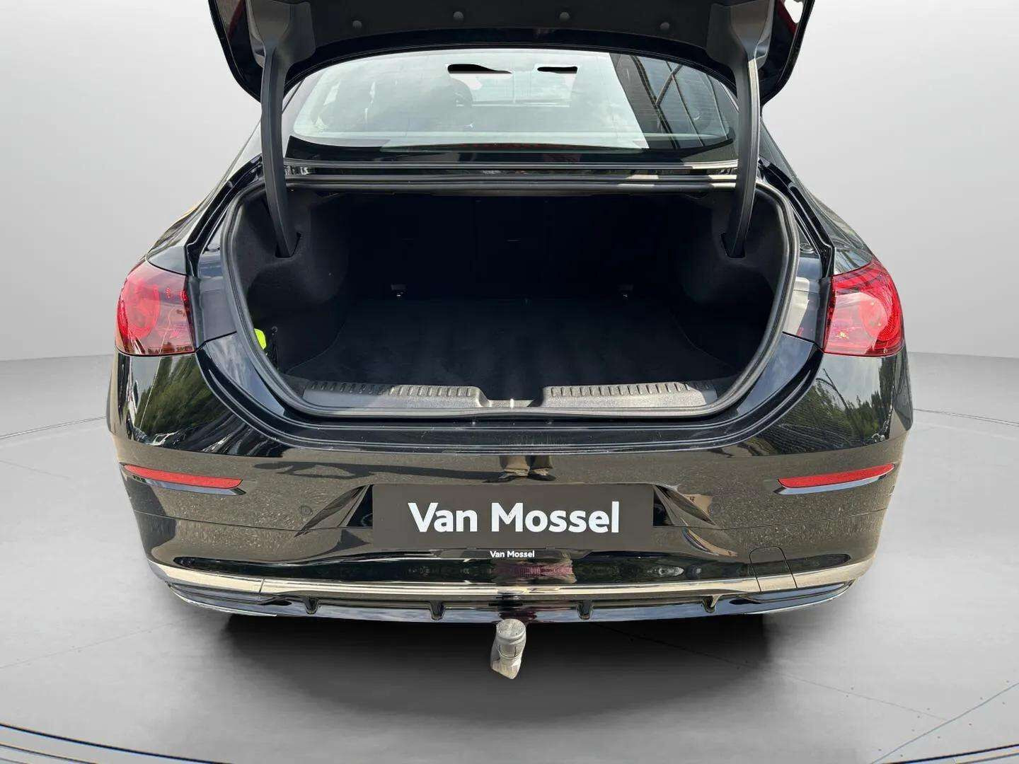 Sort Mercedes CLA350 fra 2025