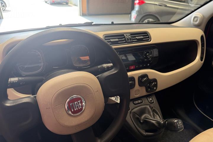 Grå Fiat Panda fra 2012