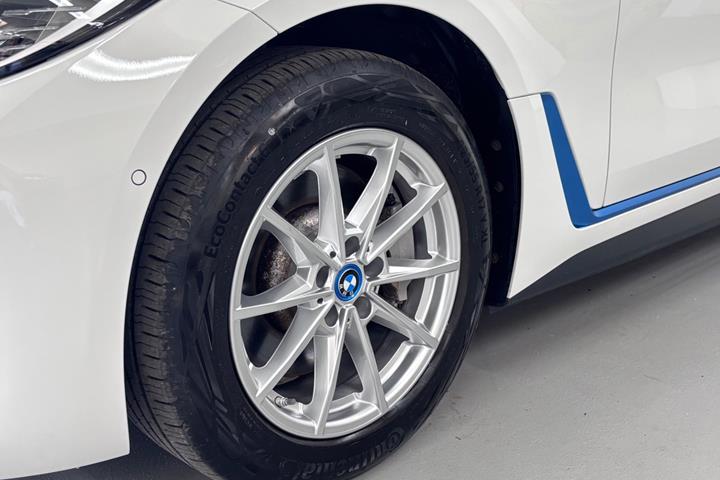 Hvid BMW i4 fra 2023