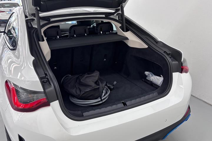 Hvid BMW i4 fra 2023